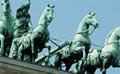 Esculturas de bronce sobre el arco.