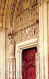 Puerta estilo neoclsico en el edificio catedralicio.