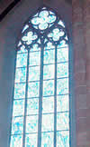 Vidrieras en ventanas de diseño gótico.