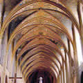 Interior de la iglesia medieval fortificada.