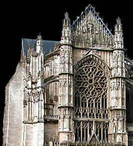 Fachada principal del tempo en Beauvais.