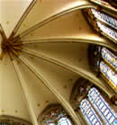 Cúpula interior en iglesia gótica.