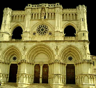 Arquitectura en el frontis de construcción, Cuenca.