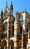 Iglesia española de diseño gótico.