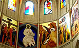 Pinturas contemporaneas en la iglesia.