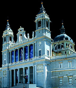 Arquitectura en la Almudena madrileña.