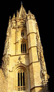 Edificio catedralicio en Oviedo.