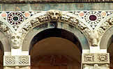 Arco de marmol con decorado.