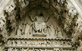 Detalle del pórtico del edificio medieval.