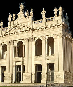 Fachada principal de la catedral en Roma.