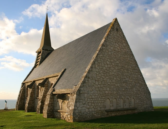 Ermina de piedra construida por marinos en Etretat.