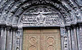 Pórtico de diseño ojival francés.