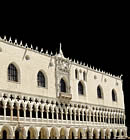Obra palaciega estilo gótico italiano.