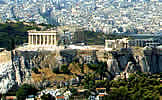 Imagen del Partenón y construcciones contemporáneas.