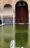 Vista frontal del palacio la Alhambra.