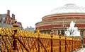 Vista del Royal Albert Hall con pieza escultrica.