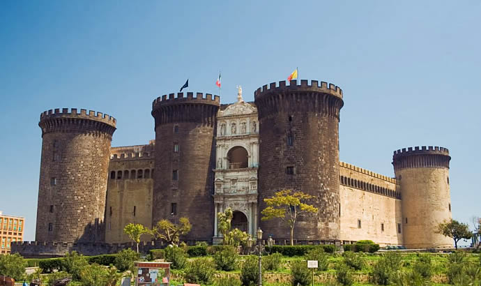 Monumento nacional italiano el Castillo Nuevo de Nápoles.