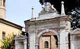 Entrada al monumento de Rávena.