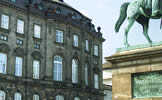 Escultura y lateral de palacio en Dinamarca.