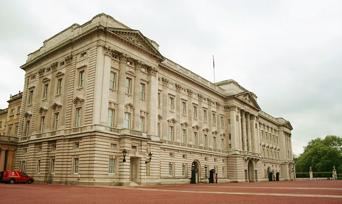 Vista frontal del Palacio de Buckingham.