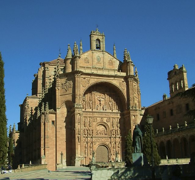 Arquitectura plateresca renacentista en Iglesia en el convento San Esteban de Salamanca.