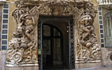 Puerta de entrada al museo de cerámica.