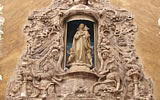 Decoración con la Virgen sobre el pórtico del edificio.