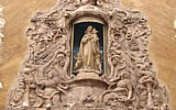 Decoracin con la Virgen sobre el prtico del edificio.