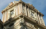 Torre del palacio con adornos del siglo XVIII.